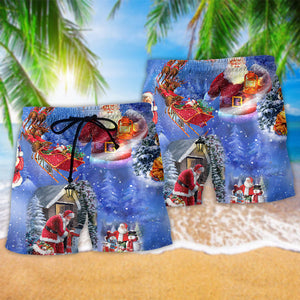 Merry Xmas Santa Claus Is Coming To Town - Beach Short