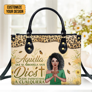 Aquella Que Se Arrodilla Ante Dios Puede Enfrentarse A Cualquiera - Thoughtful Gift For Christians - Personalized Leather Handbag With Handle AT4080608