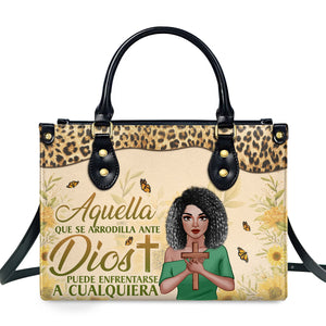 Aquella Que Se Arrodilla Ante Dios Puede Enfrentarse A Cualquiera - Thoughtful Gift For Christians - Personalized Leather Handbag With Handle AT4080608