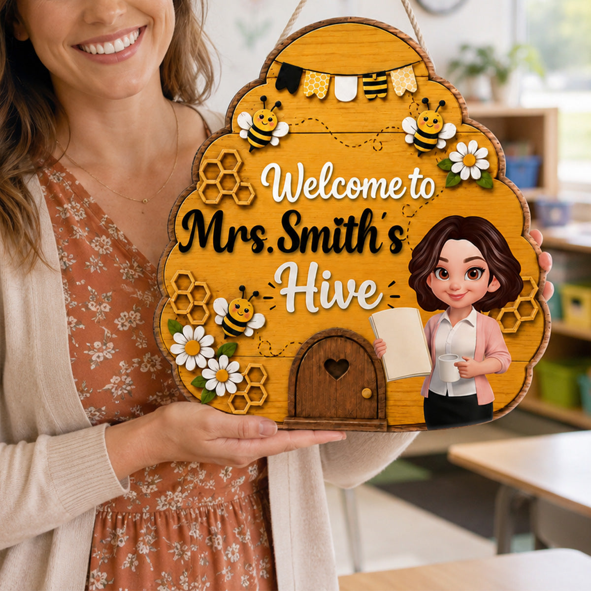 p5mwm45TYw__pod220260624461_welcome to teacher bee hive personalized door hanger back to school gift_pham duy anh_web 5
